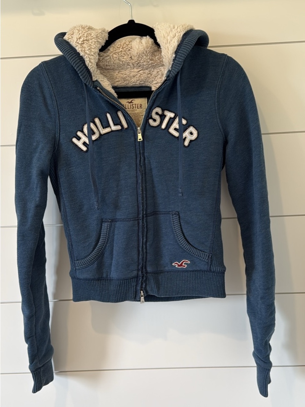 Hollister Y2K Vintage Navy Hoodie with Cream Fur Lining